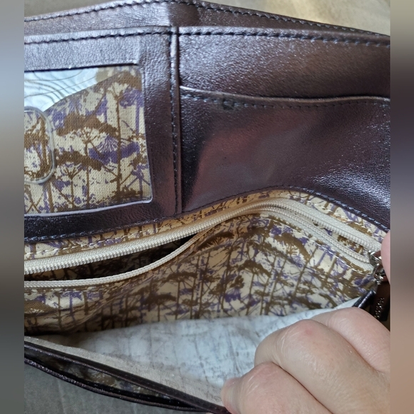 HOBO International Metallic Lilac Leather Kiss Lock Tri Fold Wallet w/o Mirror - Picture 8 of 11